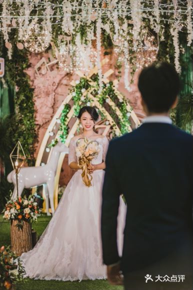 婚礼已经结束了一年了。仿佛那天找到丰联花园公馆的场景