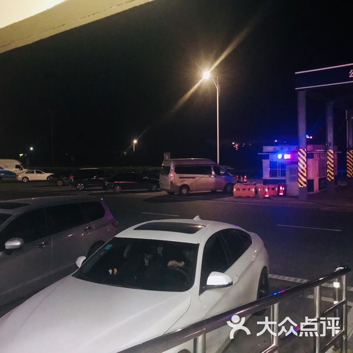 (德清服务区)停车场