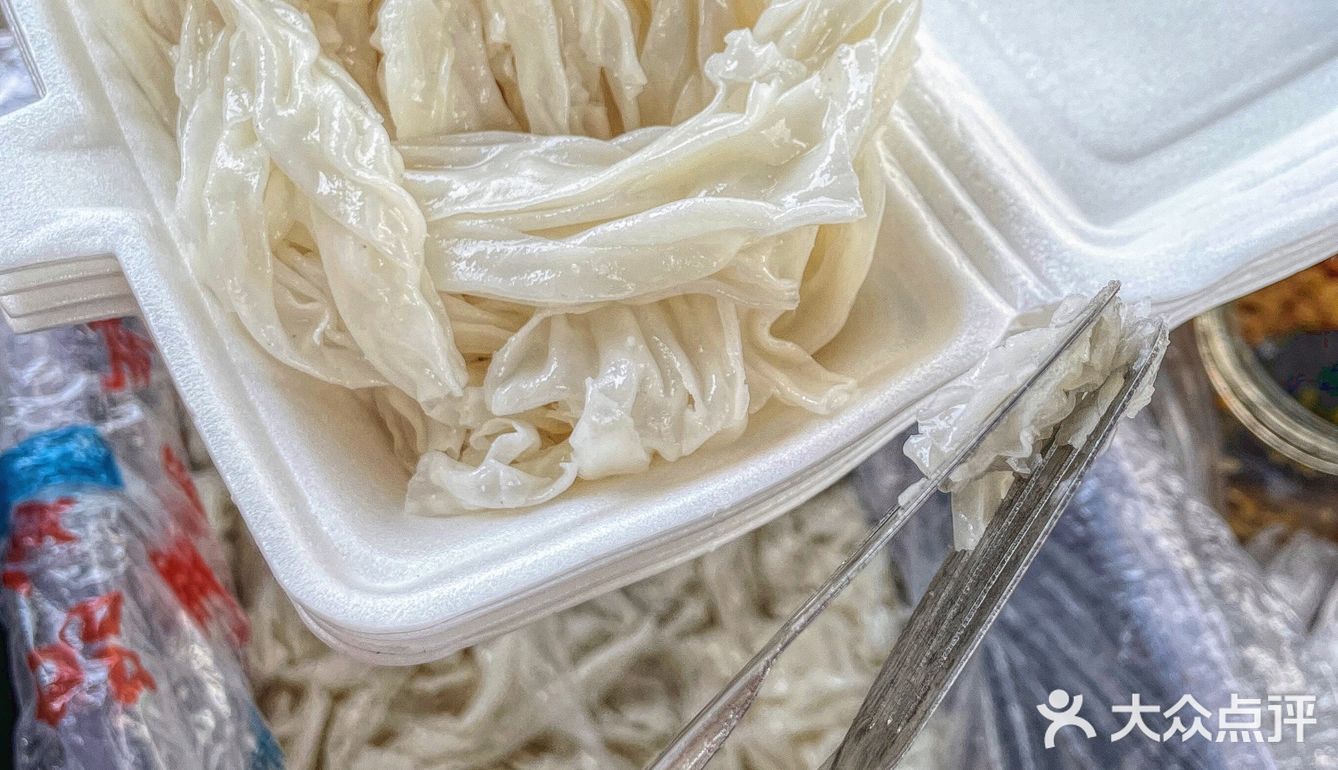 惠州美食在江北街头吃上了泡沫箱布拉肠60