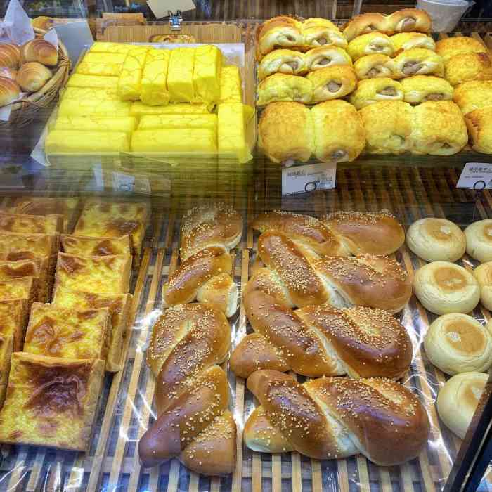 东哥面包-"蛋糕味道很好,加了香蕉意外的很好吃,芋圆.