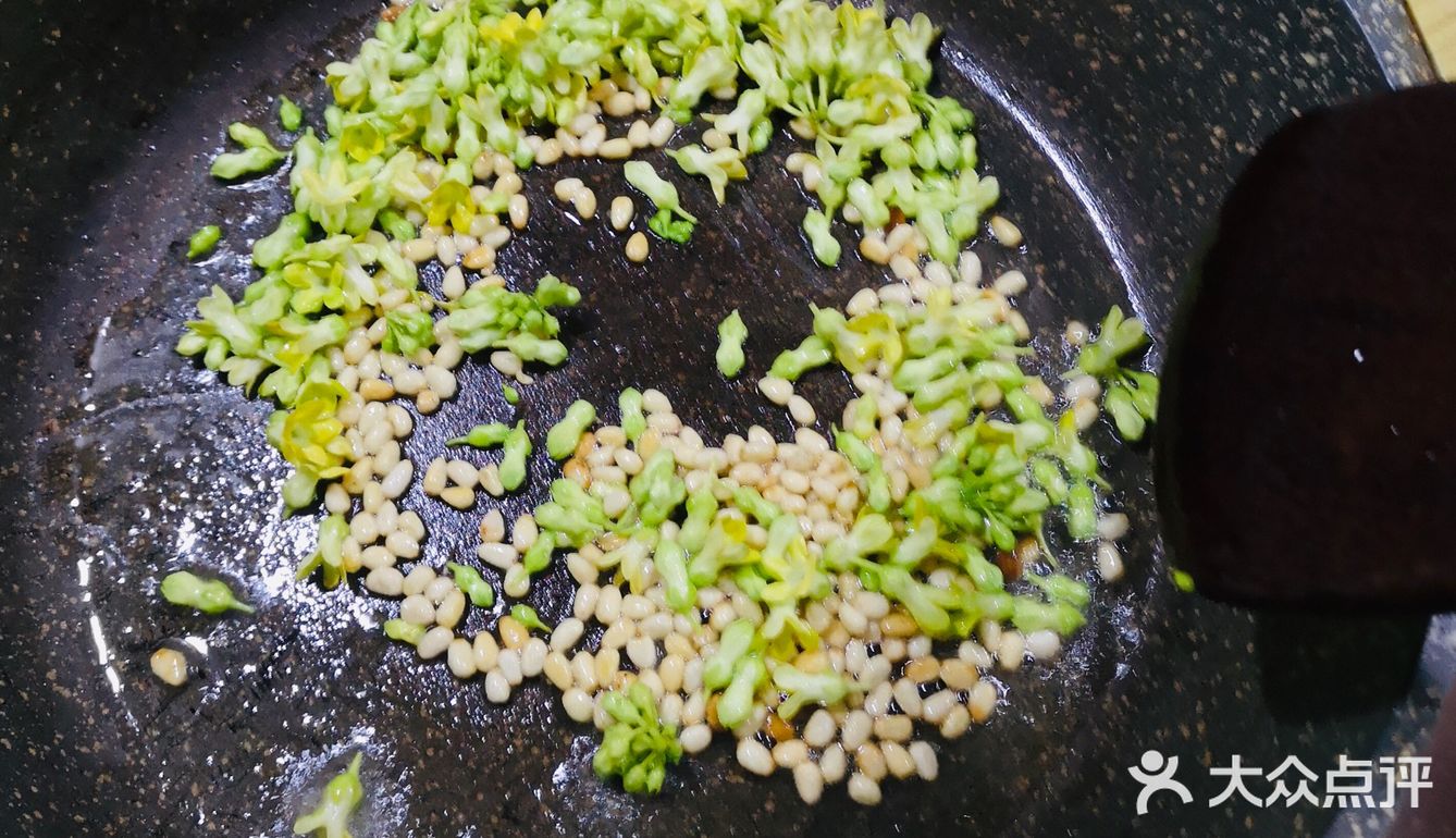 夏季清熱又補鈣的夜香花松子仁炒蛋