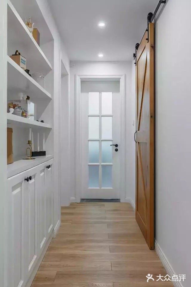 墙面用的经典款白色面包砖搭配浅水泥色地砖