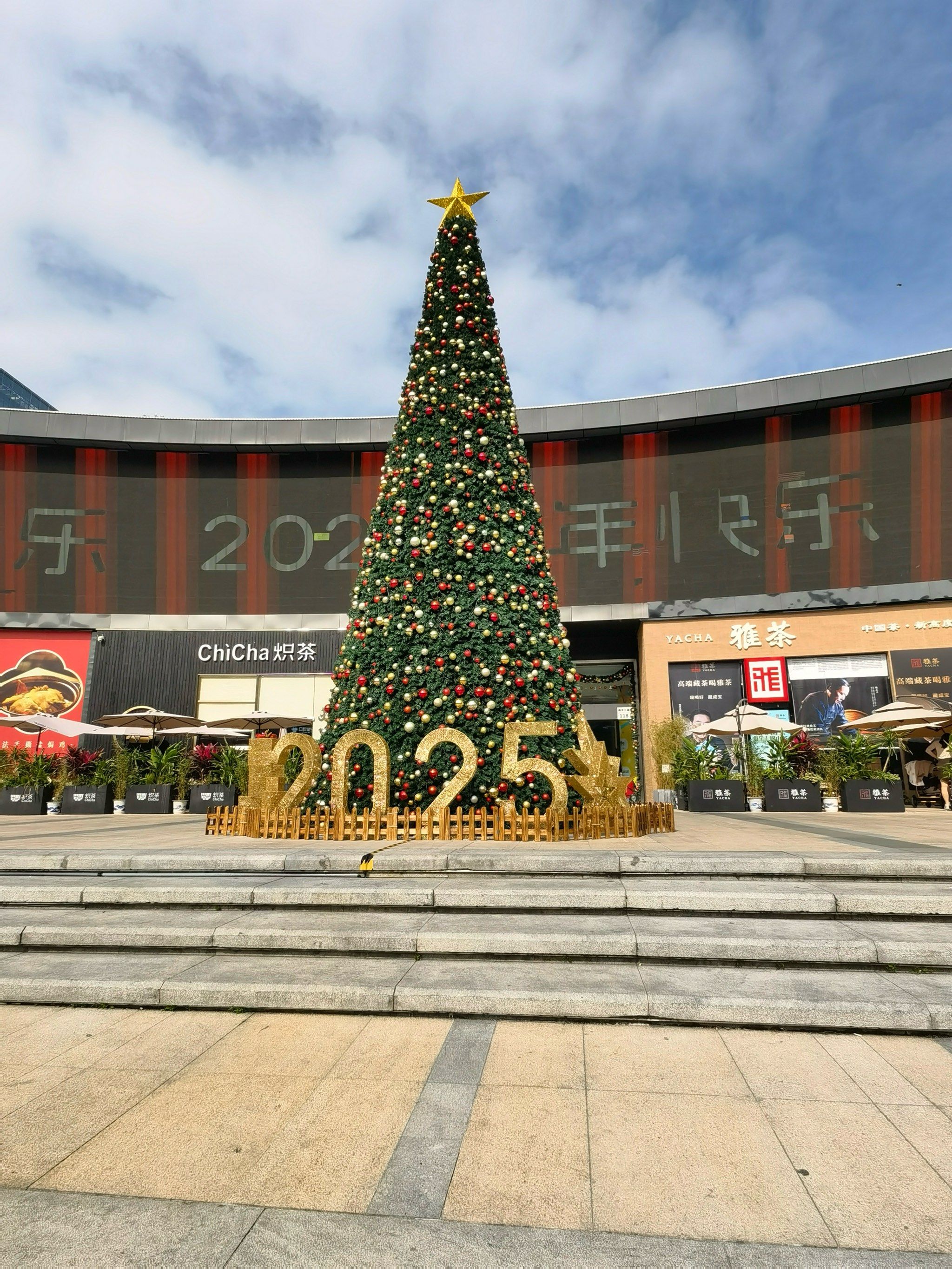 n圣诞季来了,商场外面最多的就是圣诞树🎄了,深圳是个国际性大都市
