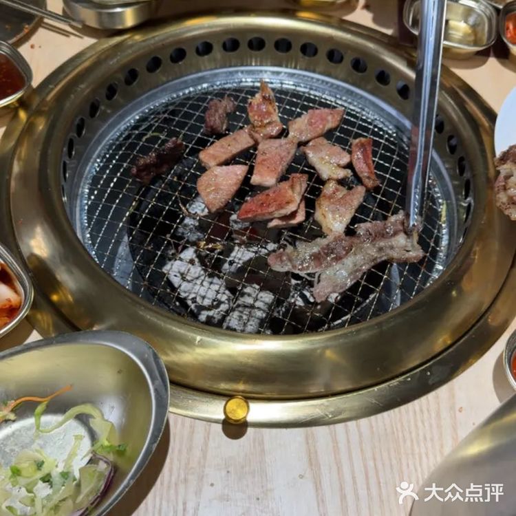 牛肉粒与菠萝组合创新搭配,果香中和油腻感