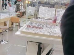 -美式眼镜·授权蔡司.依视路.尼康.豪雅.明月(人民广场店)