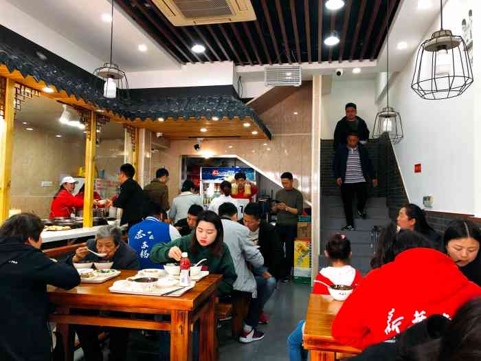 谷连天中式快餐-"工作日的中午去吃的人很多饭点楼上楼下都.