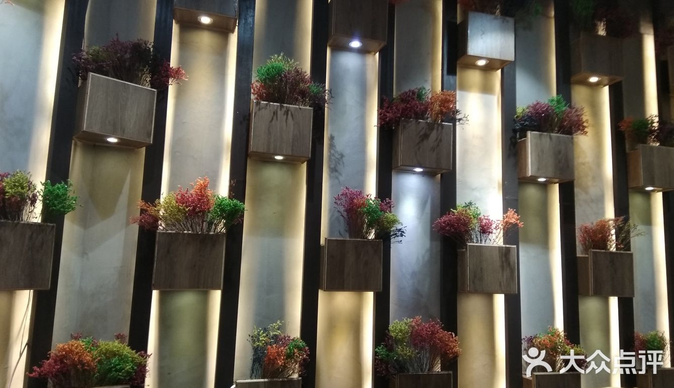 看环境，应该是喝咖啡的地吧，实际上是一个烫火锅的地儿