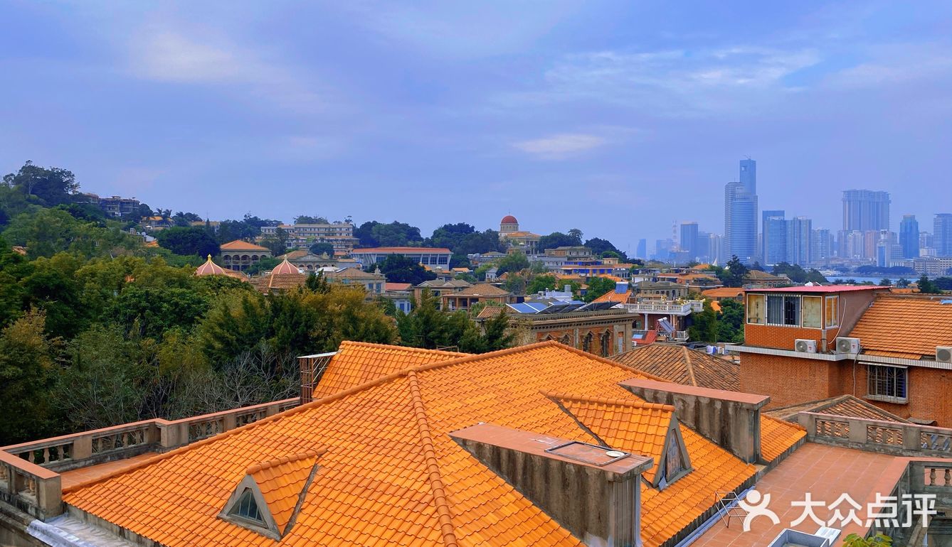 吃：美食比较清淡 适合沿海的人口味穿着