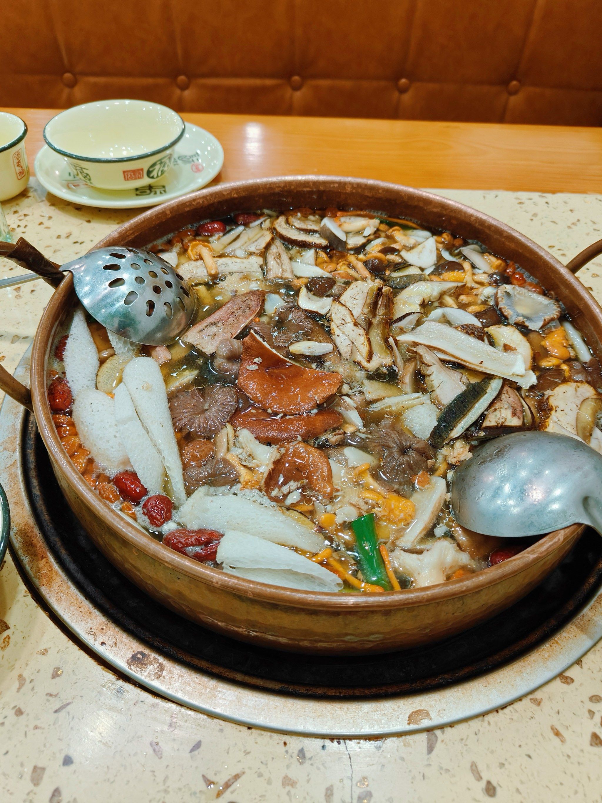 0元玩转这座城 #野生菌 #野生菌火锅 
这家店位置在昆明火车站附