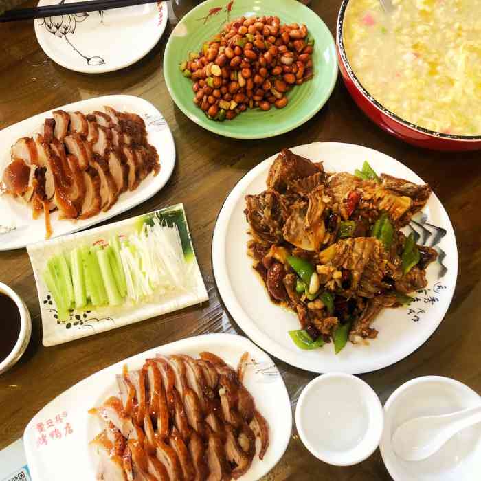 馋烤鸭了打包带走一套老济南的大名鼎鼎的董立兵烤鸭是挂炉烤鸭董立兵