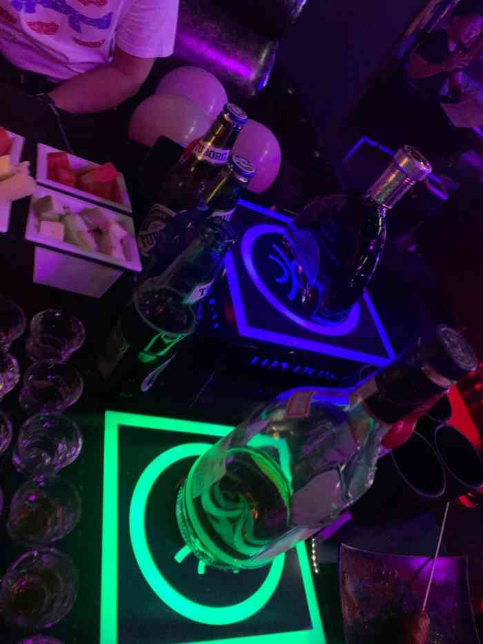 大沙发,音乐和啤酒 让自己不虚度时光  位于华海路酒吧一条街里的bar