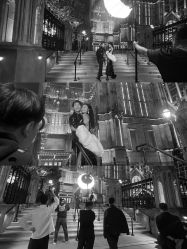 -现代经典婚纱摄影