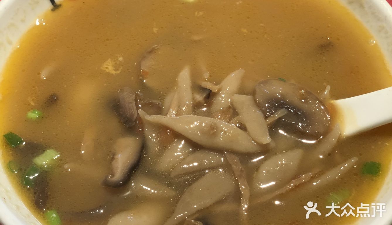 随便点了几个菜，他们家的汤真的好喝，还点了个肉夹馍