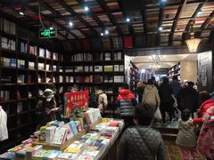 -钟书阁(松江泰晤士小镇店)