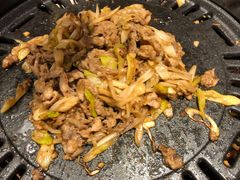 葱爆羊肉-赤铁扒拉锅·烤串·烤鸽子