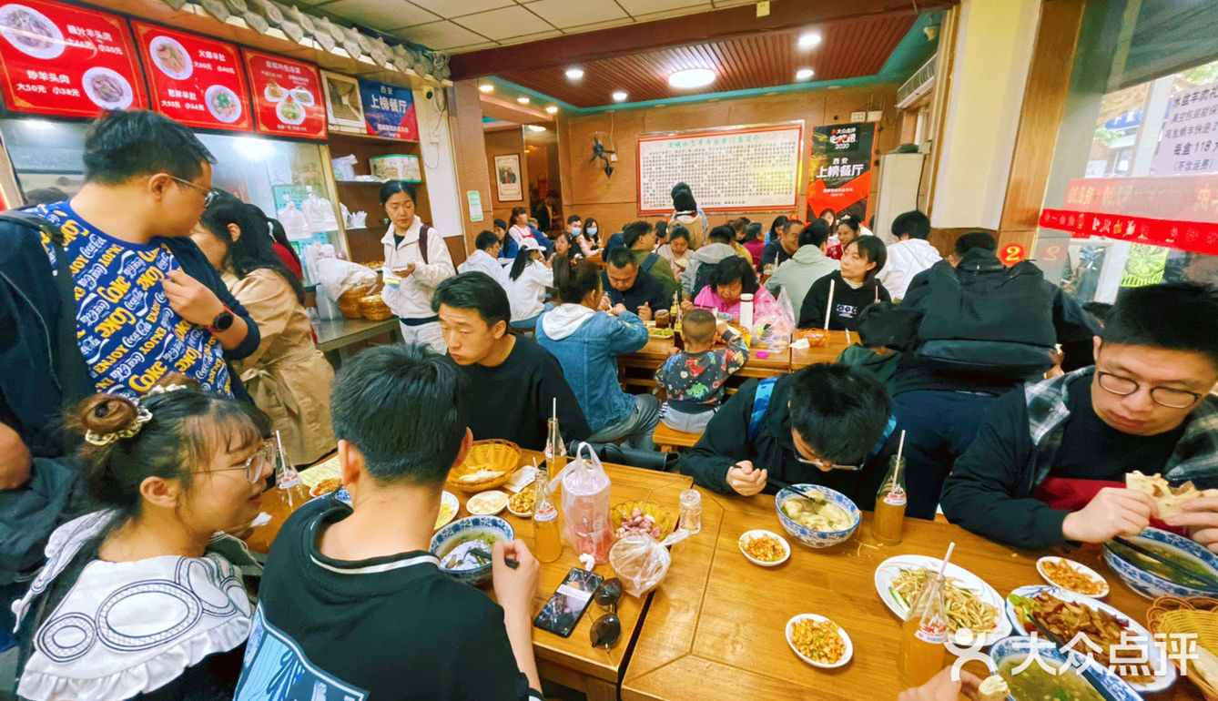 五一和外地游客一起排队吃水盆