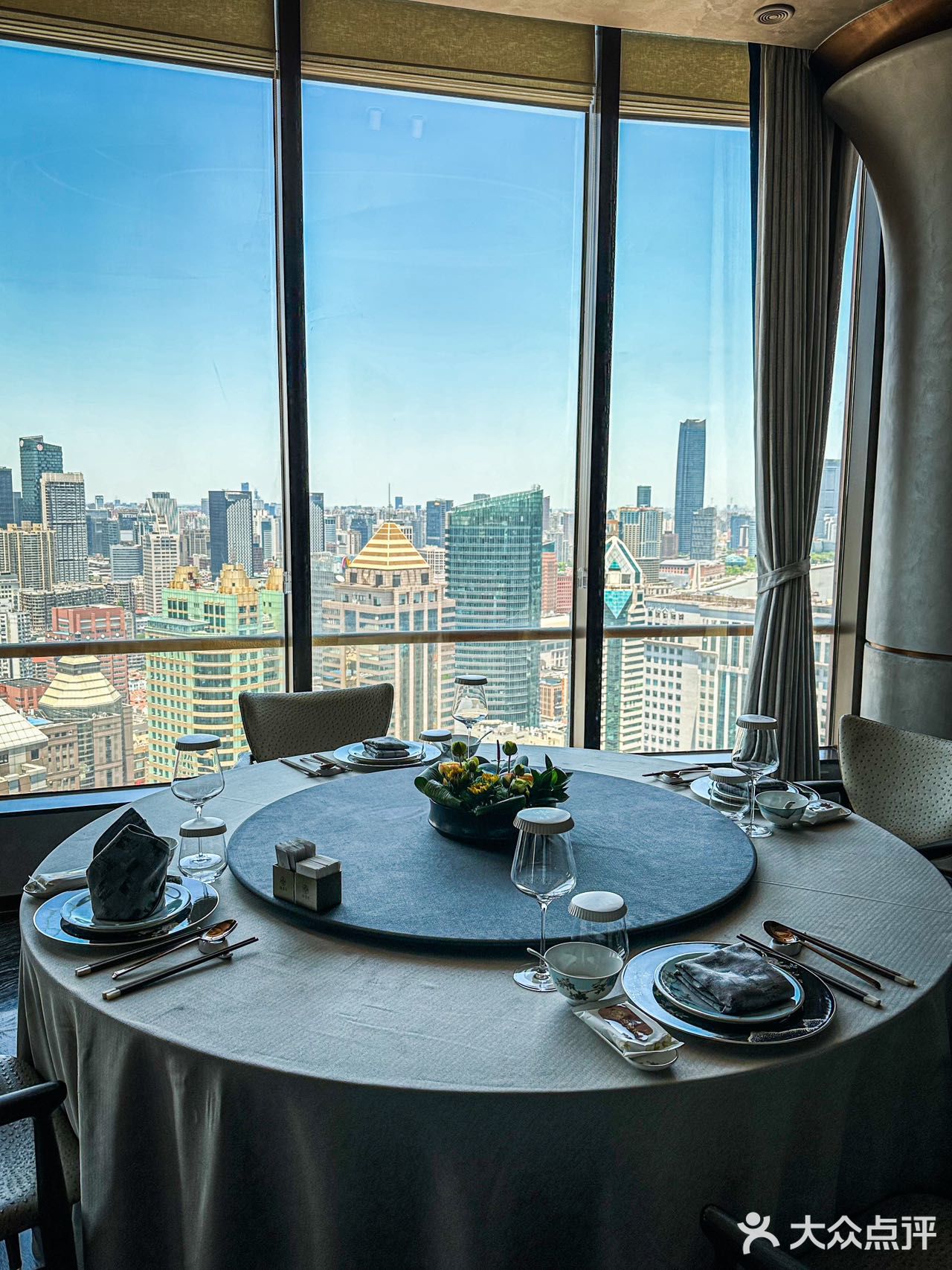 打卡望出去就是魔都三件套的餐厅