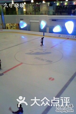 世纪星滑冰俱乐部旁边小朋友打冰球的图片-郑