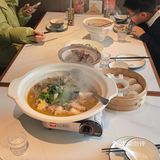 这家餐厅适合聚餐。菜量超级丰盛。麻鸭份量还好吧