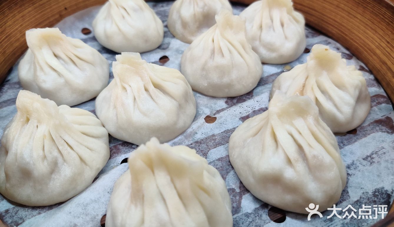 店里都是附近住的阿公阿婆来吃早饭，点了馄饨，汤包