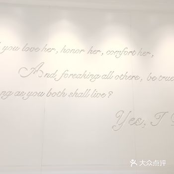 店里的玫瑰花还是很浪漫的，不知道多久一换，外面的视频