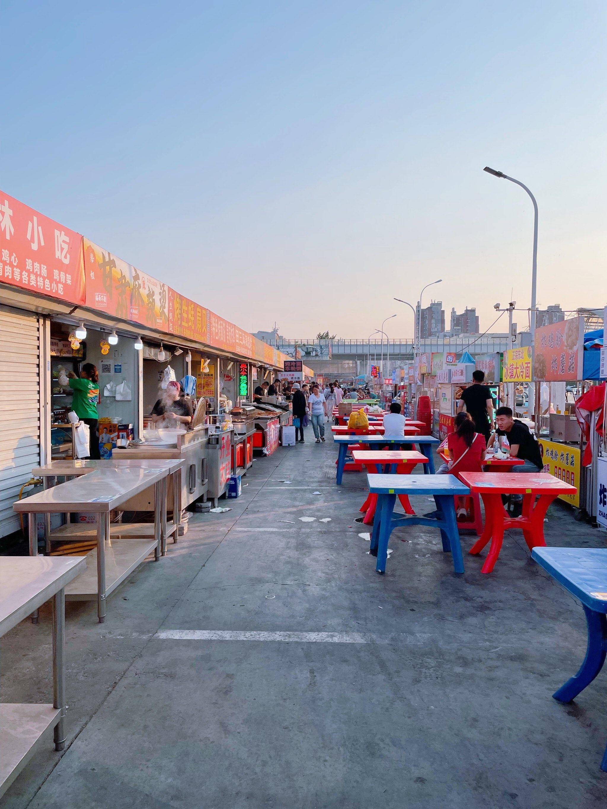 位于瑞景地铁站附近的王庄夜市