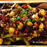 整体毫无惊艳支出。先说水煮鱼,确实是整条的活鱼
