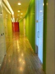 通往美容室的走廊-芷妍医美