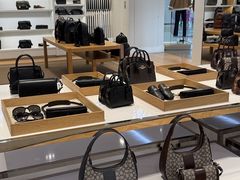 -百年港湾奥特莱斯(香炉礁店)