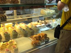 面包甜点陈列柜-白玉兰食品甜凤店(合生汇店)