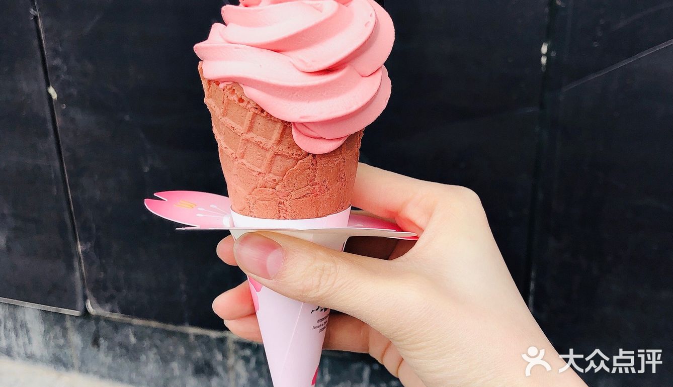 吃着樱花冰激凌走在李村公园看樱花简直不要太惬意