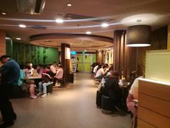 等位区-麦当劳(中山公园龙之梦店)