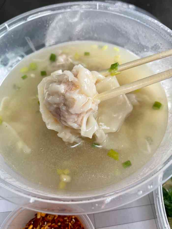 真的有一整只虾仁的大抄手,我反正很喜欢,外卖上也可以点,点了清汤,干