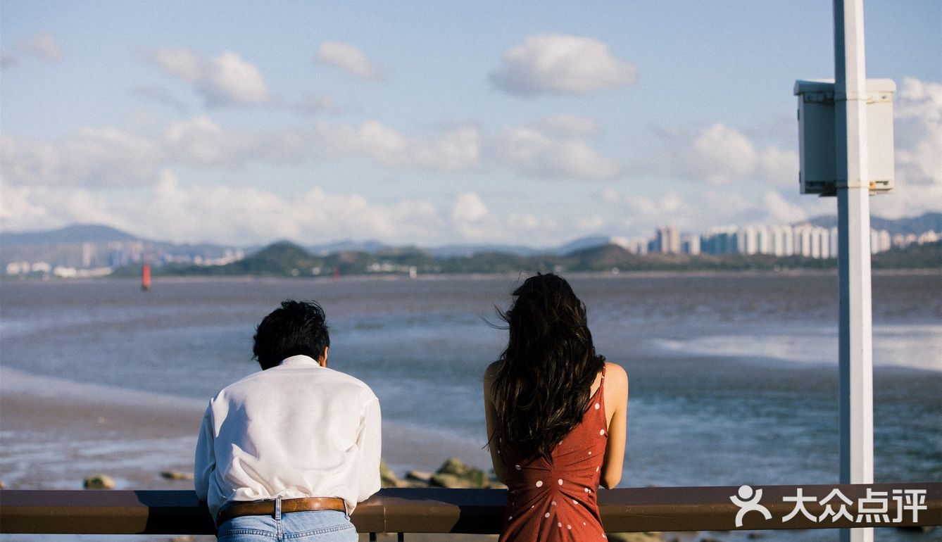 保持热爱奔赴山海深圳情侣照外景
