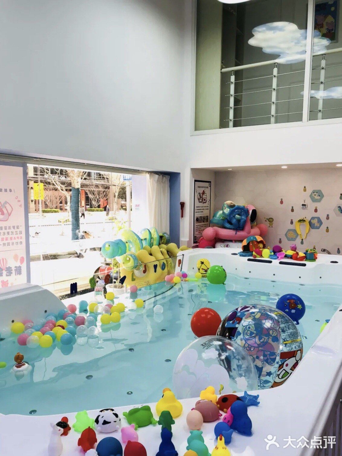带宝宝体验游泳的乐趣