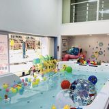 带宝宝体验游泳的乐趣