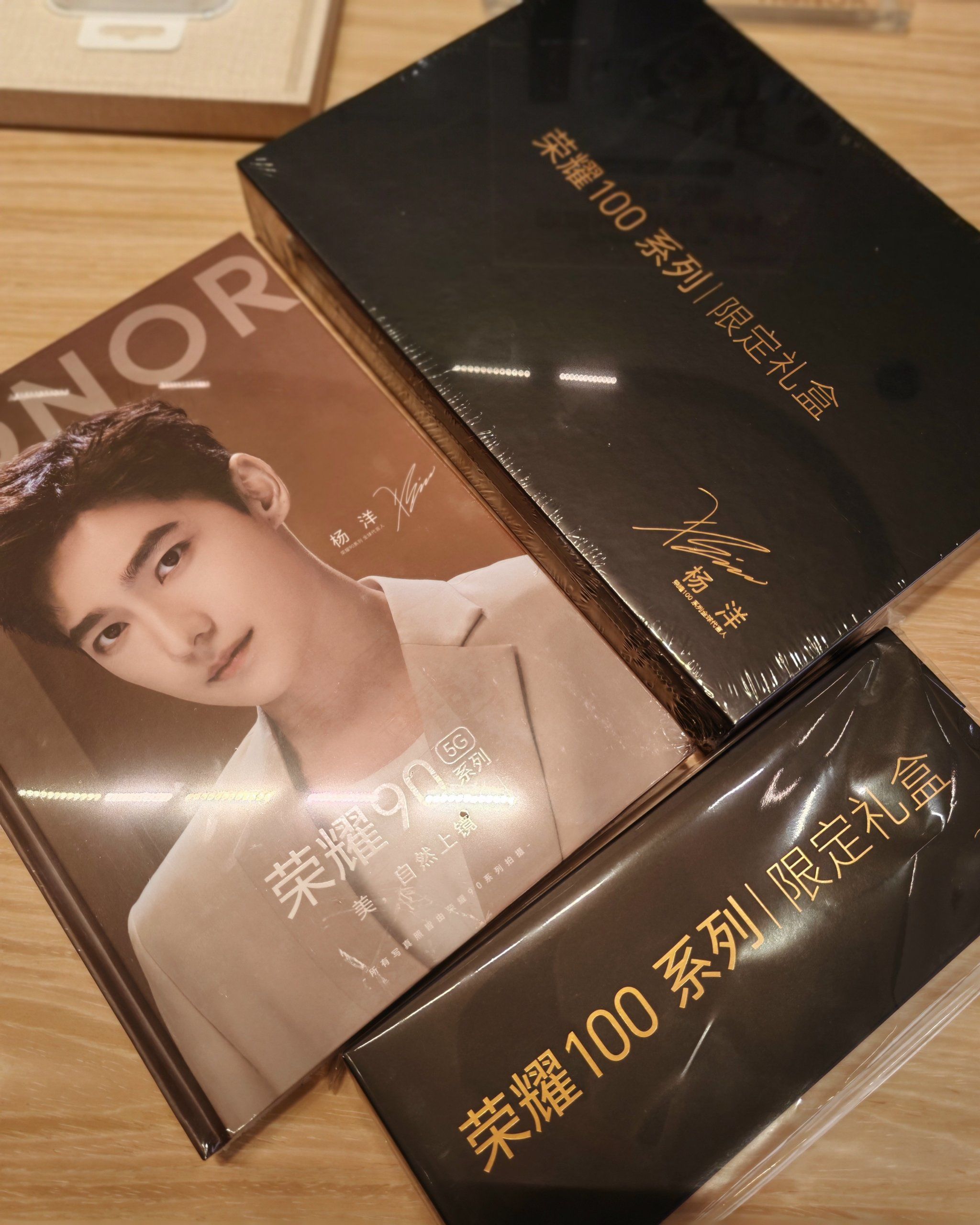 90系列的相册,每一张都太帅了,还有荣耀100系列的明信片[色][色][色