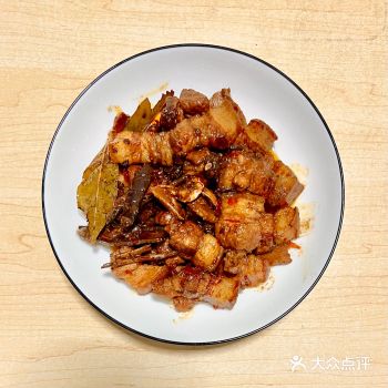 红烧肉下酒，皮蛋豆腐下饭，相得益彰