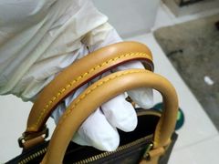 -京伟修鞋洗鞋奢侈品皮具护理店