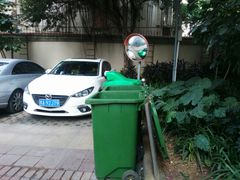 掀开的垃圾桶-荣和·中央公园