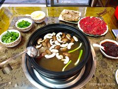 原汤乳崽牛-乳仔牛牦牛汤锅 烤羊排(松潘古城店)