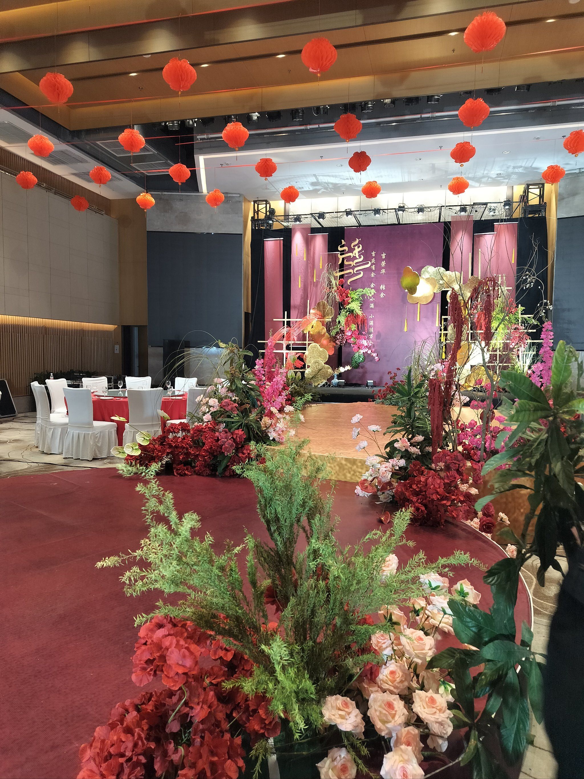 望湖餐厅婚宴选择传统婚礼主题,布置会偏向