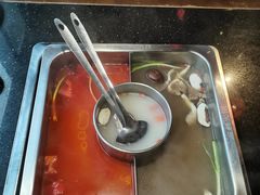 番茄拼菌菇锅底-渝利重庆火锅