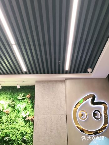 里面有可以坐着等待的沙发区。下班后会经常点一杯奶茶