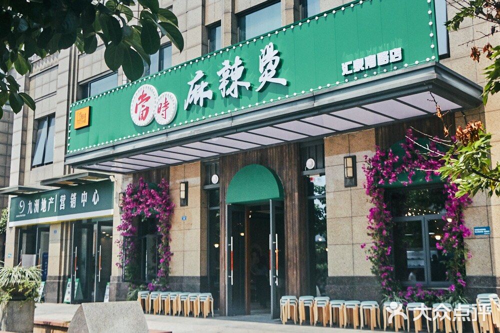 店里的唱片机和胶片相机也是真家伙，满满的复古感