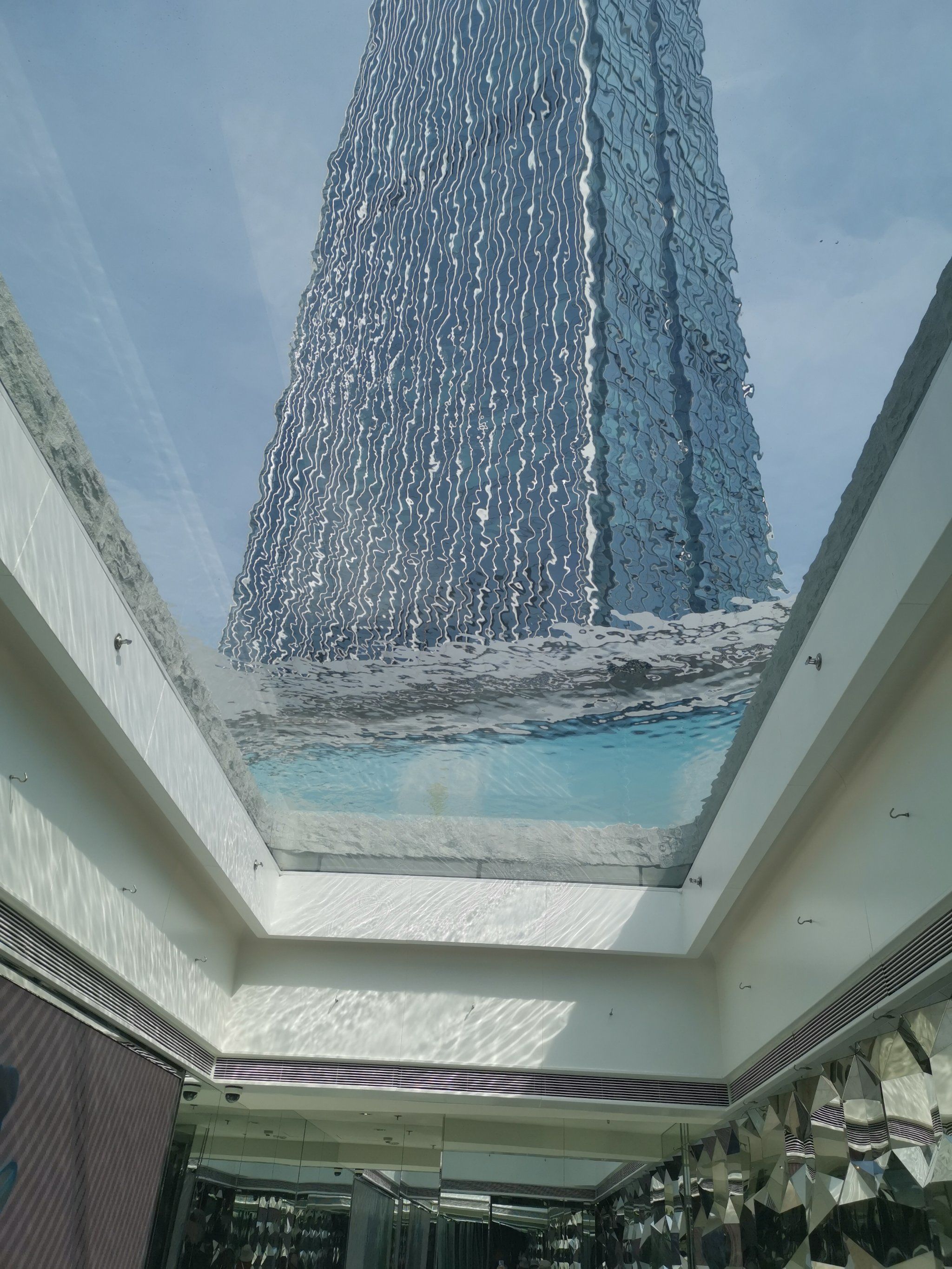 恒隆广场天台的天窗好有趣啊,好多的镜子照