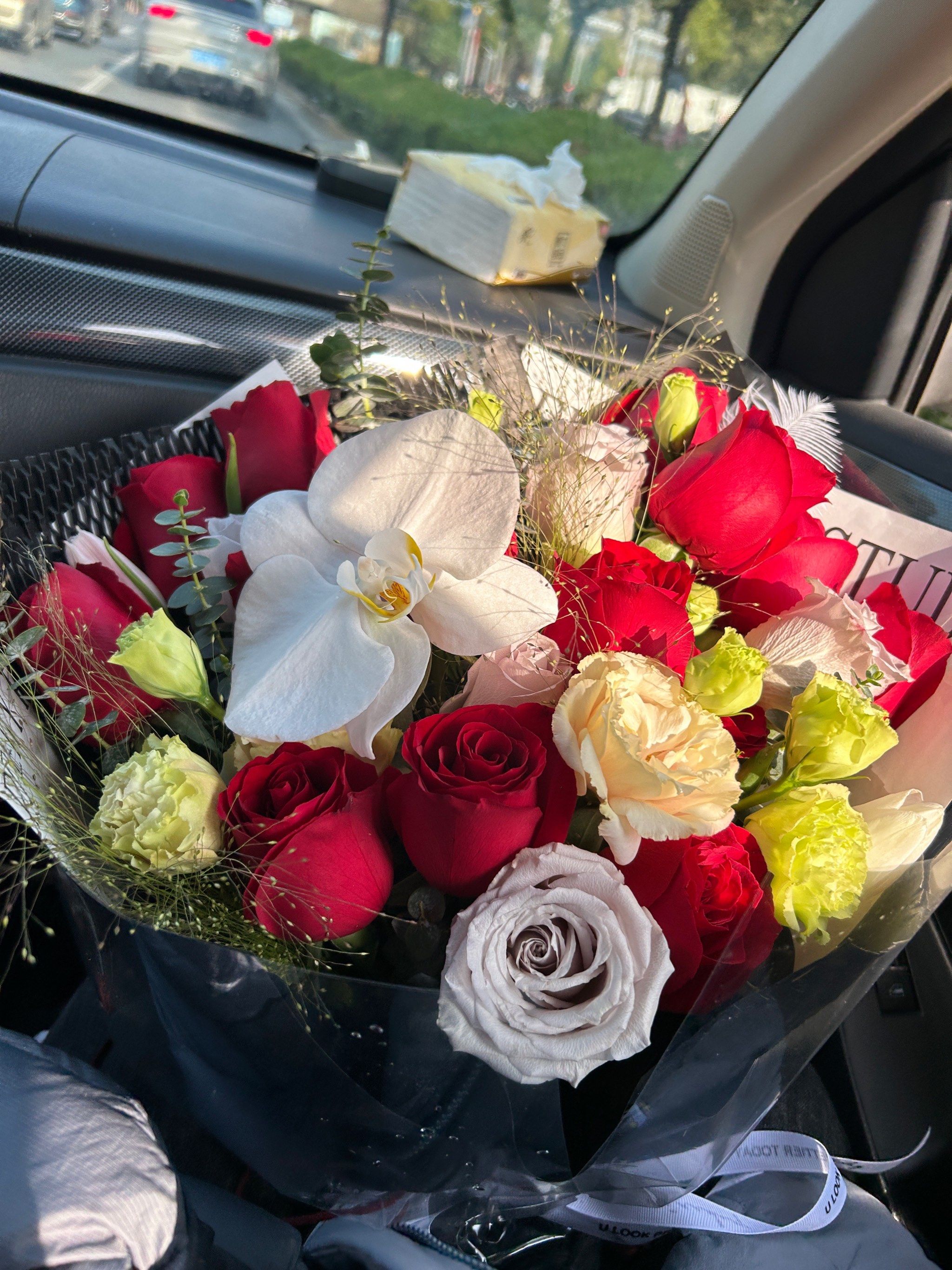 上海花店客订红玫瑰混搭大花束实拍