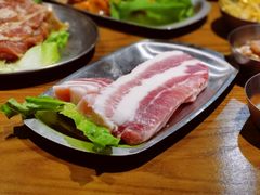 厚切猪肉-·缸桶屋·韩式牛肋条自助烤肉(西湖D11店)