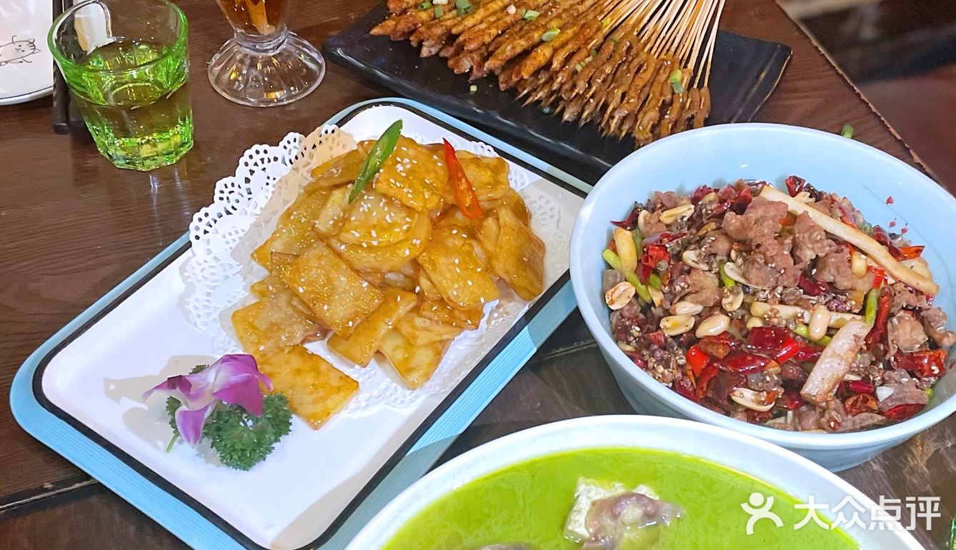 本处于闹市区但是却是一片净土，很适合闺蜜朋友聚餐