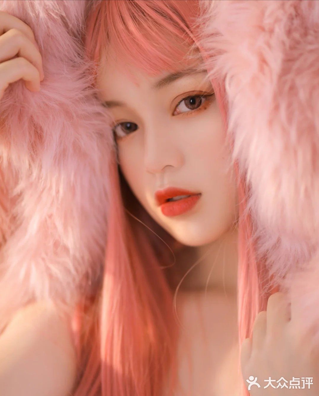 酷中带甜人间芭比棚拍写真粉色头发好可之前拍的粉色头发